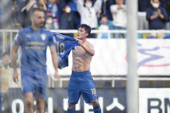 KFA는 2028년부턴 프로팀과 준프로 계약을 맺은 선수들이 성장에 탄력을 받을 수 있도록 고교 경기를 제한 없이 뛸 수 있도록 조처하기로 했다. 사진은 수원 삼성과 준프로 계약을 맺었던 축구국가대표팀 공격수 오현규. 사진제공│한국프로축구연맹