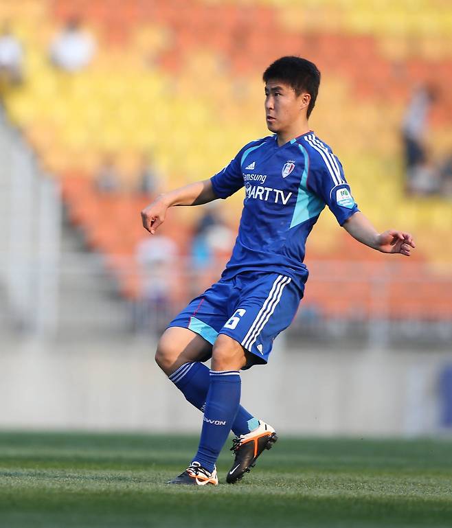 이용래 대구 코치는 30년간의 선수 생활을 뒤로 하고 올 시즌 지도자로서 첫 발을 내딛었다. 사진은 수원 삼성 소속 시절의 이 코치의 모습. 사진제공│한국프로축구연맹