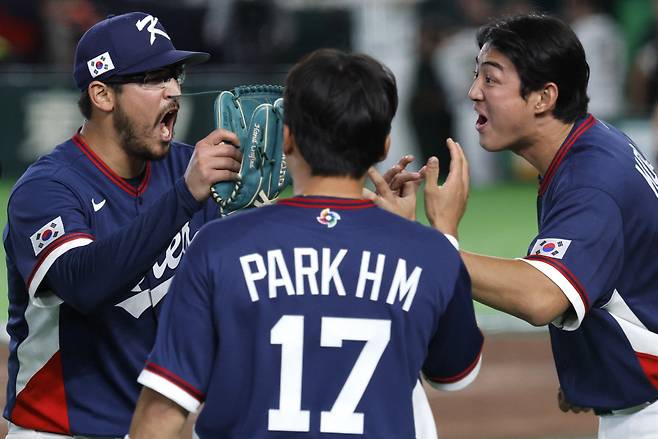 한국대표팀 데인 더닝(왼쪽)이 지난 9일 월드베이스볼클래식 8강행 확정후 동료들과 함께 환호하고 있다. AFP연합뉴스