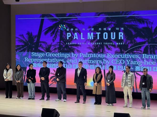 각 지역을 대표하는 16개 지사 대표들이 참석자들의 박수 속에 소개되고 있다. 사진제공|팜투어