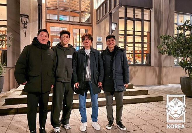 홍명보 축구대표팀 감독(왼쪽에서 세 번째)이 지난 2월 독일에서 국가대표 수비수 김민재와 면담을 가진 뒤 기념 사진을 촬영하고 있다. 대한축구협회 제공