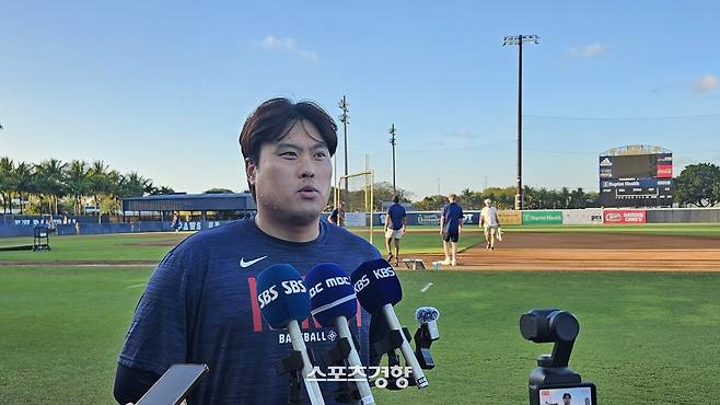 WBC 대표팀 류현진이 12일 미국 마이애미 플로리다국제대학교 구장에서 첫 날 훈련을 마치고 인터뷰하고 있다. 마이애미|심진용 기자