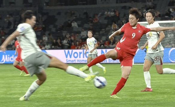 ▲ 2011 국제축구연맹(FIFA) 여자 월드컵 당시 도핑 스캔들 이후 16년 만에 여자 아시안컵을 밟은 북한은 통산 4번째 우승에 도전한다. 그러나 과격한 플레이와 판정 불만에 선수단을 철수시키는 황당한 모습부터 보여줬다.