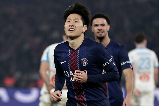 ▲ 파리 생제르맹의 이강인이 12일 오전 5시(한국시간) 프랑스 파리의 파르크 데 프랭스에서 열린 2025-2026시즌 유럽축구연맹(UEFA) 챔피언스리그(UCL) 16강 1차전에서 첼시를 상대로 선전했다. 지난 시즌 빅이어를 들어 올린 파리 생제르맹이 이번에도 유럽 정상 자리를 지킬 수 있을지 관심이 쏠린다. 이강인이 2차전에서 공격 포인트로 아쉬움을 털어낼지도 주요 관전 포인트다. ⓒ연합뉴스/EPA