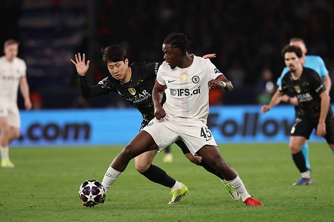 ▲ 파리 생제르맹의 이강인이 12일 오전 5시(한국시간) 프랑스 파리의 파르크 데 프랭스에서 열린 2025-2026시즌 유럽축구연맹(UEFA) 챔피언스리그(UCL) 16강 1차전에서 첼시를 상대로 선전했다. 지난 시즌 빅이어를 들어 올린 파리 생제르맹이 이번에도 유럽 정상 자리를 지킬 수 있을지 관심이 쏠린다. 이강인이 2차전에서 공격 포인트로 아쉬움을 털어낼지도 주요 관전 포인트다. ⓒ연합뉴스/EPA