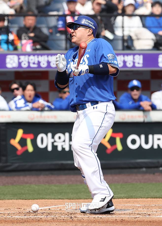 ▲ 삼성 라이온즈 최형우가 12일 대전에서 열린 한화 이글스와의 시범경기 첫 게임에서 첫 타석부터 공에 팔을 맞아 1회말을 앞두고 교체됐다. ⓒ곽혜미 기자