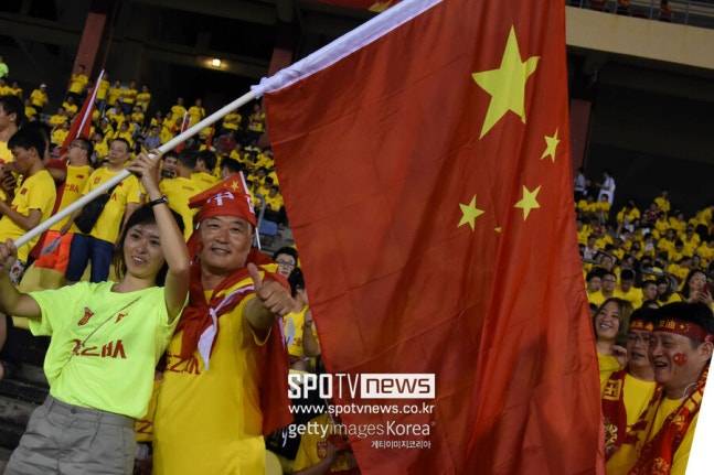 ▲ 아직 월드컵 개막과 최종 엔트리 확정까지 시간이 있는 상황. 충분히 정세는 변할 수 있지만 정말 이란이 월드컵에 참가하지 않는다면 이란의 티켓은 다른 팀으로 넘어간다. 이 소식은 중국에서도 큰 관심을 끌었지만, 정작 중국 여론은 자국 대표팀의 처참한 현실을 떠올리며 냉소적인 반응을 쏟아내고 있다.