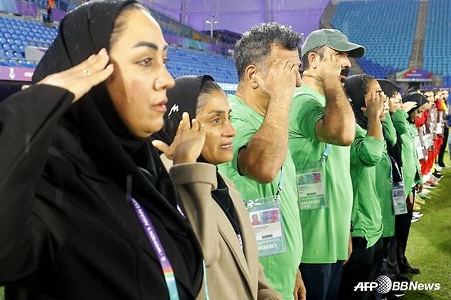 거수 경례하는 이란 대표팀 코칭 스태프의 모습. /AFPBBNews=뉴스1