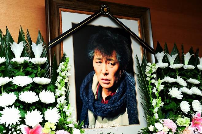 탤런트 겸 연극 배우 강태기가 지병인 고혈압 합병증을 앓고 있었다는 유족의 진술을 토대로 정확한 사망 원인이 밝혀지지 않은 가운데 13일 오전 빈소가 마련된 김포 우리병원 장례식장에 고인의 영정이 놓여 있다. 발인은 14일. /사진=사진공동취재단