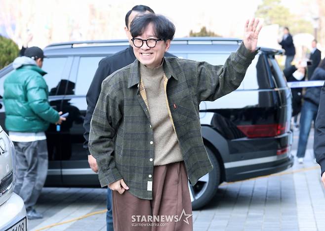 장항준 감독이 12일 오후 서울 중구 프레스센터 앞 광장에서 진행된 영화 '왕과 사는 남자' 흥행 감사 커피차 이벤트를 위해 광장으로 들어서고 있다.  '왕과 사는 남자'는 개봉 36일째인 11일 관객수 1200만명을 넘어섰다. 이로써 '파묘'(1191만4869명)를 꺾고 역대 박스오피스 20위에 안착했다. /2026.03.12 /사진=김휘선 hwijpg@