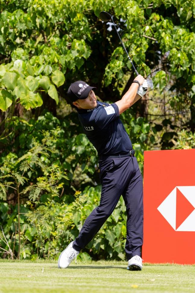 LIV 골프 싱가포르 1라운드에서 드라이버 티샷을 날리고 있는 이태훈. /사진=LIV 골프 제공