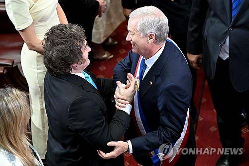 밀레이 아르헨티나 대통령과 악수하는 카스트 칠레 대통령 [AFP=연합뉴스]
