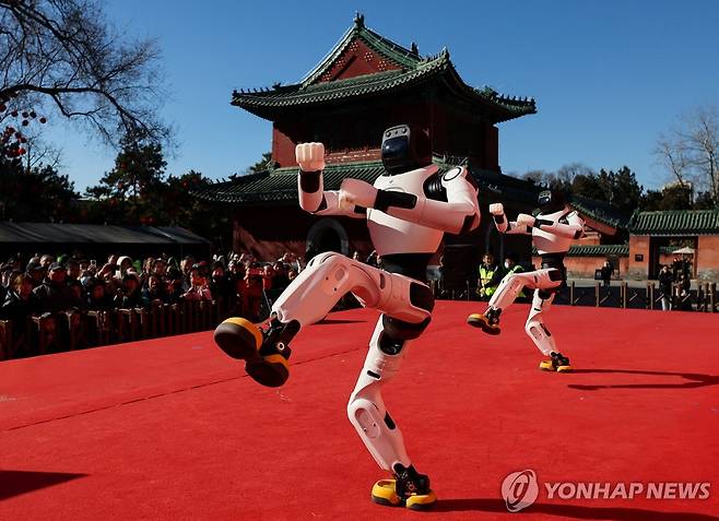 중국 베이징의 휴머노이드 로봇 시범 [로이터 연합뉴스 자료사진. 재판매 및 DB 금지]