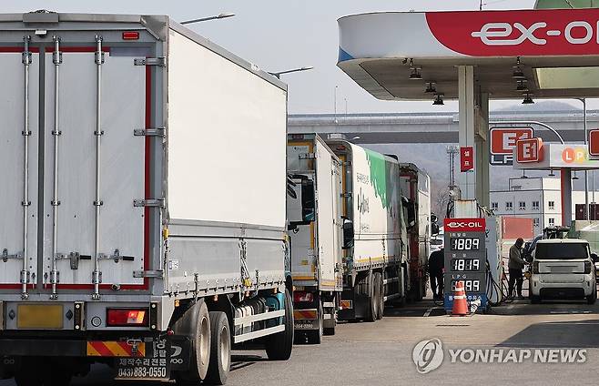 저렴한 주유소에서 주유하는 화물차 (용인=연합뉴스) 홍기원 기자 = 10일 경기도 용인시 영동고속도로 용인휴게소 강릉방향 주유소에서 화물차 기사들이 주유하고 있다. 2026.3.10 xanadu@yna.co.kr