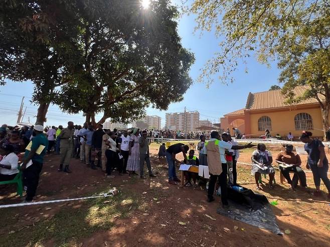 투표를 위해 길게 줄을 선 시민들 [조준화 제공. 재판매 및 DB 금지]