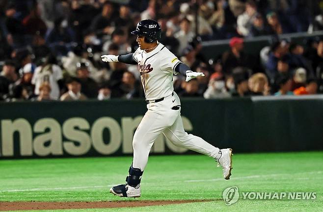 솔로 홈런 치는 저마이 존스 (도쿄=연합뉴스) 김인철 기자 = 5일 일본 도쿄돔에서 열린 2026 WBC 조별리그 C조 1차전 대한민국과 체코의 경기. 8회말 2사 한국 저마이 존스가 좌월 솔로 홈런을 치고 세리머니를 하고 있다. 2026.3.5 yatoya@yna.co.kr