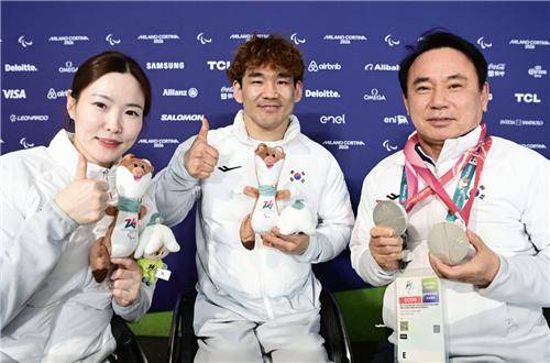 좌측부터 백혜진, 이용석, 윤경선 대한장애인컬링협회 회장 [대한장애인체육회 제공. 재판매 및 DB 금지]