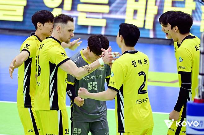 득점 후 기뻐하는 KB손해보험 선수들 [한국배구연맹 제공. 재판매 및 DB 금지]