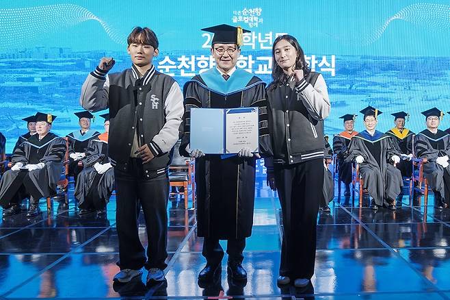 국제대학 신입생들과 기념촬영하는 송병국 총장(가운데) [순천향대 제공. 재판매 및 DB 금지]
