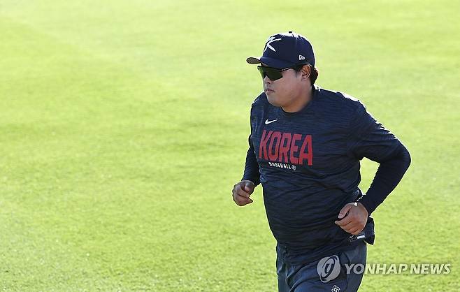 러닝으로 몸 푸는 류현진 (마이애미=연합뉴스) 김인철 기자 = WBC 8강전 경기를 앞둔 한국 야구대표팀의 류현진이 11일(현지시간) 미국 플로리다주 마이애미 FIU 베이스볼 스타디움에서 훈련하고 있다. 2026.3.12 yatoya@yna.co.kr