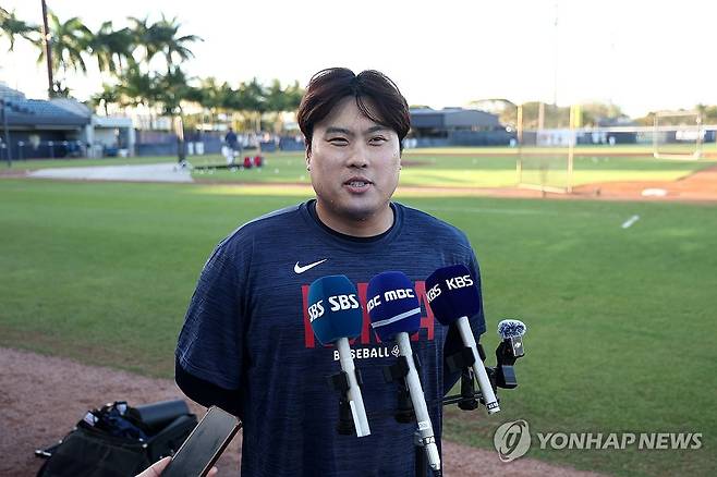 인터뷰하는 류현진 (마이애미=연합뉴스) 윤동진 기자 = 한국야구대표팀 류현진이 11일(현지시간) 미국 플로리다주 마이애미 FIU 베이스볼 스타디움에서 열린 훈련에서 취재진과 인터뷰하고 있다. 2026.3.12 mon@yna.co.kr
