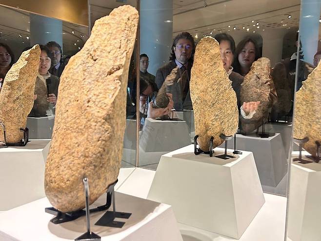 '세계에서 가장 큰 주먹찌르개'     (연천=연합뉴스) 김예나 기자 = 12일 경기 연천군 전곡선사박물관에서 현재까지 국내외 학계에 보고된 양면석기 가운데 가장 크고 무거운 것으로 알려진 대형 주먹찌르개가 공개돼 있다. 
 2026.3.12
    yes@yna.co.kr