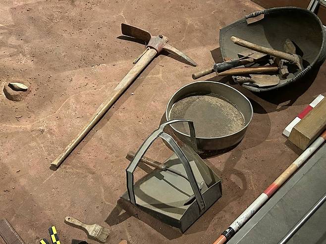 전곡리 유적 발굴 조사는      (연천=연합뉴스) 김예나 기자 = 12일 경기 연천군 전곡선사박물관 상설전시실에 전곡리 유적 발굴 조사 현장에서 쓴 도구 등이 전시돼 있다. 2026.3.12
    yes@yna.co.kr