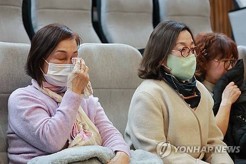 가습기살균제피해구제법 개정안 본회의 통과에 흐르는 눈물 (서울=연합뉴스) 신현우 기자 = 12일 국회에서 열린 3월 임시국회 본회의에서 가습기살균제 피해구제를 위한 특별법 전부개정법률안(대안)이 통과된 뒤 방청석에 앉은 피해자 유가족이 눈물을 흘리고 있다. 2026.3.12 nowwego@yna.co.kr