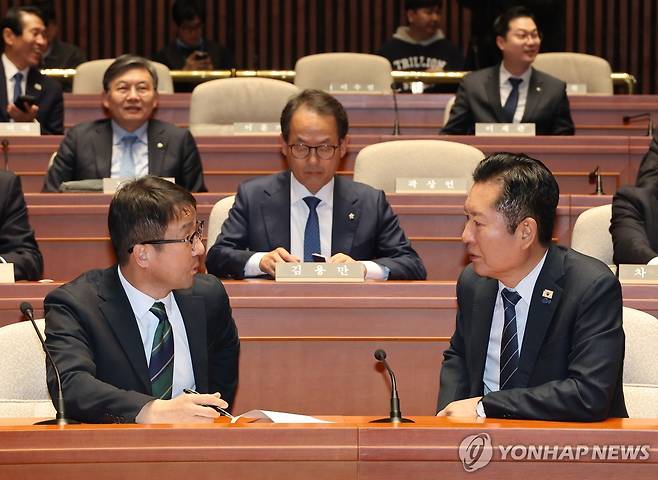 한병도 원내대표와 대화하는 정청래 대표 (서울=연합뉴스) 배재만 기자 = 더불어민주당 정청래 대표가 12일 국회에서 열린 의원총회에서 한병도 원내대표와 대화하고 있다. 2026.3.12 scoop@yna.co.kr