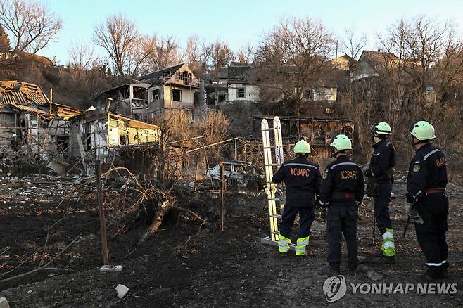 러시아 공격을 받은 자포리자 주거지역 [로이터 연합뉴스 자료사진. 재배포 및 DB 금지]