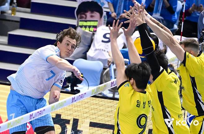 공격하는 대한항공의 이든(왼쪽) [한국배구연맹 제공. 재판매 및 DB 금지]