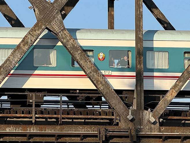 6년 만에 압록강 건너는 북중 여객열차     (단둥=연합뉴스) 정성조 특파원 = 12일 오후 압록강을 건너 중국 랴오닝성 단둥에 도착한 북한 여객열차. 객차 한 가운데 '평양-베이징'이라는 행선지 표시가 돼 있ㄷ. 2026.3.12 xing@yna.co.kr