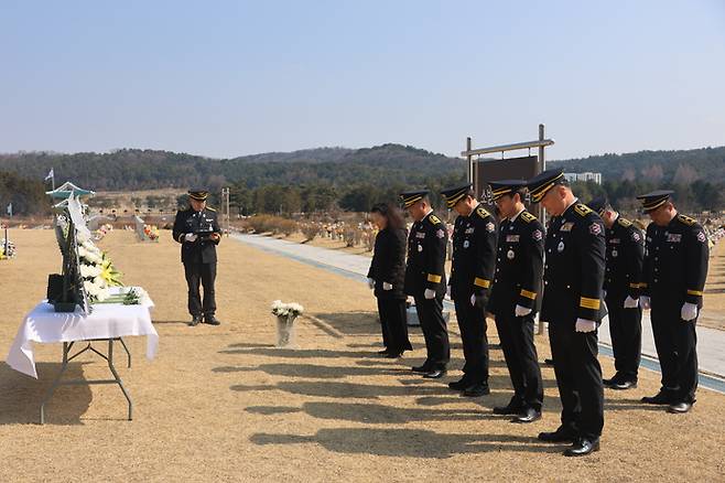 13일 국립대전현충원에서 용인서부소방서 관계자들이 지난 1996년 LPG지하탱크 구조활동 중 순직한 故박재석 소방교를 기리며 묵념하고 있다. 사진=용인서부소방서