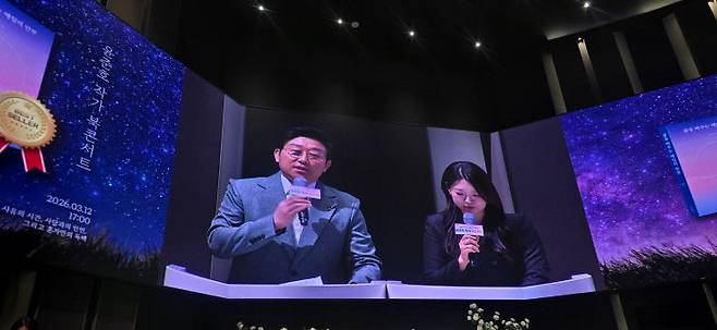 김현욱 아나운서가 윤준호 작가와의 인연을 이야기하고 있다.                                                         사진 한성일 기자