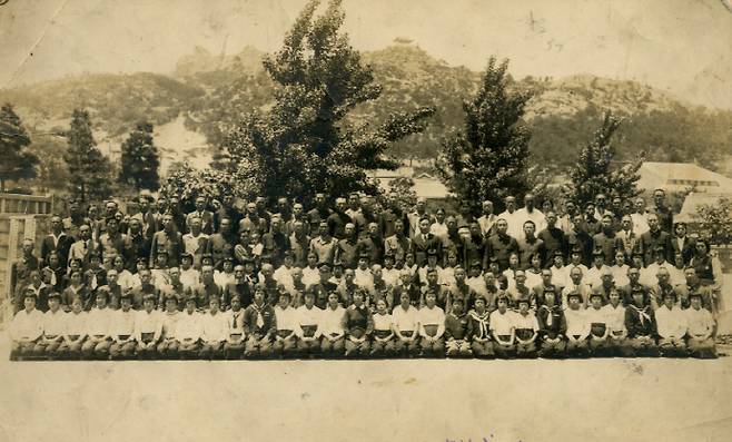 목포여고 최초의 학교 목포공립여자상업실수학교 개교 및 입학식 기념 사진(1944. 6. 1.)