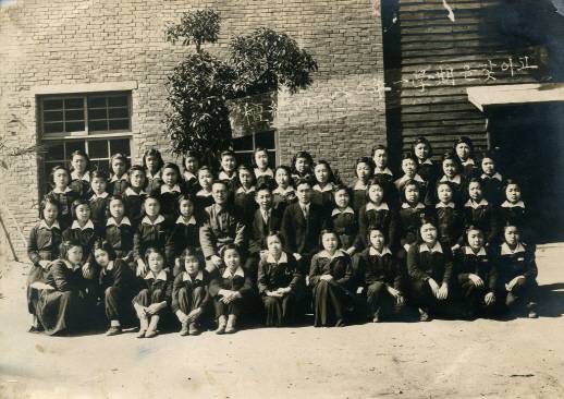 목포항도공립여중 4학년(2회) 1학기 수료 기념(1947). 둘째줄 가운데가 조희관 교장