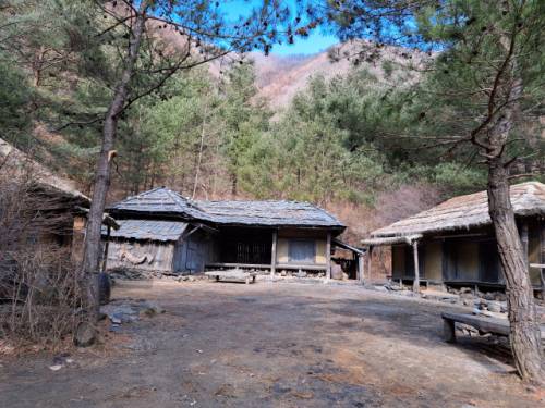 평창 미탄면 율치리에 위치한 테마공원 ‘웰컴투 동막골 세트장’. 미탄면은 최근 영화 ‘왕과 사는 남자’ 흥행으로 방문객이 늘자 세트장 주변 환경 정비에 나섰다.