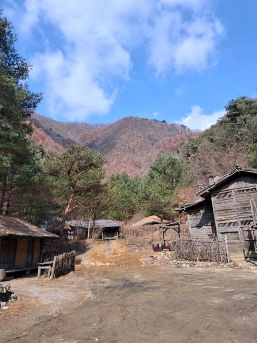 평창 미탄면 율치리에 위치한 테마공원 ‘웰컴투 동막골 세트장’