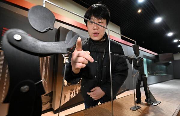 최수환 작가가 3.15기념관에 대여 설치한 오토마타(자동인형) 작품 '당신과 나'를 설명하고 있다./ 김구연 기자