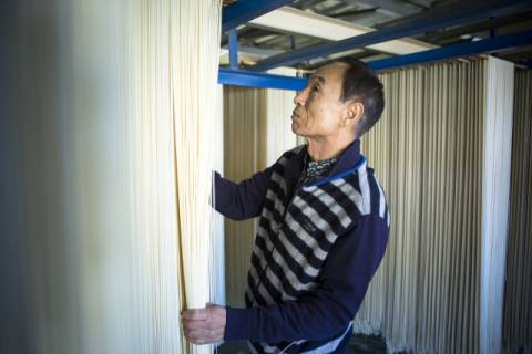 58년 개띠인 정무수 씨는 열아홉 살에 국수 공장에 발을 들여 국수 외길 인생을 걷고 있다. 부산근현대역사관 제공