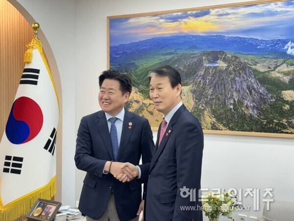 권오을 국가보훈부 장관(오른쪽)이 13일 오전 제주도청을 방문해 오영훈 지사를 만나 악수를 나누고 있다. ⓒ헤드라인제주