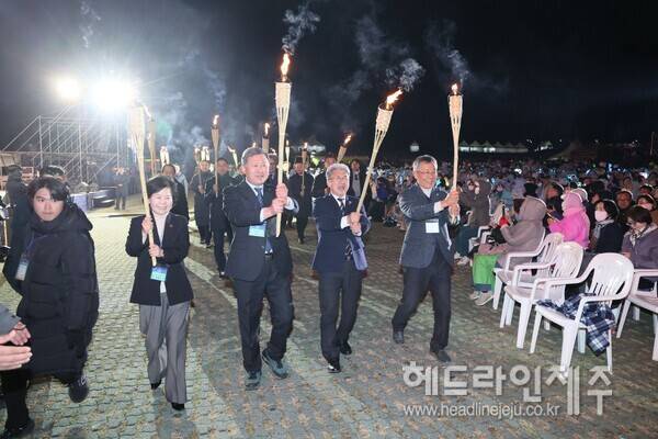 2026 제주들불축제 횃불대행진. 김완근 제주시장과 이상봉 제주도의회 의장, 김태환 전 제주도지사, 장정언 전 제주도의회 의장 등이 횃불을 들고 행진하고 있다.