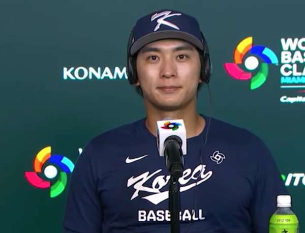 기자회견에 임하는 이정후(사진=MLB.com)