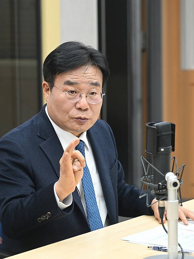 전남광주통합특별시장 예비 후보인 이병훈 호남발전특별위원회 수석부위원장이 12일 SRB미디어그룹 내 스튜디오에서 ‘파워 인터뷰’를 진행하고 있다.양광삼기자 ygs02@mdilbo.com