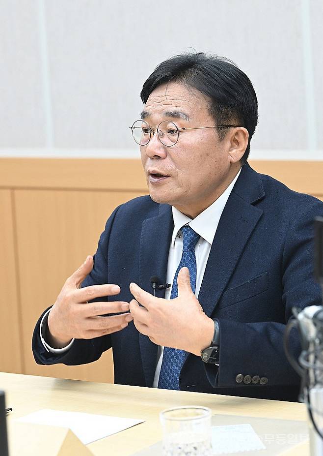 이병훈 더불어민주당 호남발전특별위원회 상임수석부위원장이 12일 전남광주통합시장 경선을 앞두고 무등일보와 사랑방미디어 공동으로 진행한 파워인터뷰에서 견해를 밝히고 있다.
양광삼기자 ygs02@mdilbo.com