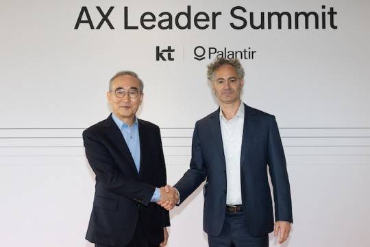 지난 2025년 10월 김영섭 KT 대표(왼쪽)와 알렉스 카프 팔란티어 CEO가 한국에서의 첫 CEO 회동을 진행하고 기념 사진을 촬영하고 있다. /사진=KT