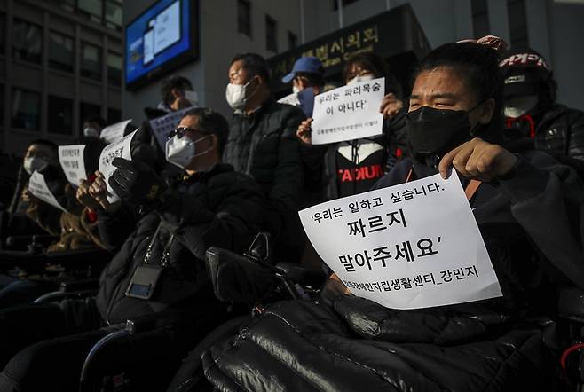 장애인 고용의무제도 미이행에 따른 부담금을 피하기 위해 장애인을 계약직 형태로 채용하는 관행이 이어지고 있다. 사진은 지난 2021년 서울장애인차별철폐연대 관계자들이 서울 중구 서울시의회 앞에서 지속 가능한 일자리 보장촉구 결의대회에서 피켓을 들고 있는 모습이다. / 뉴시스