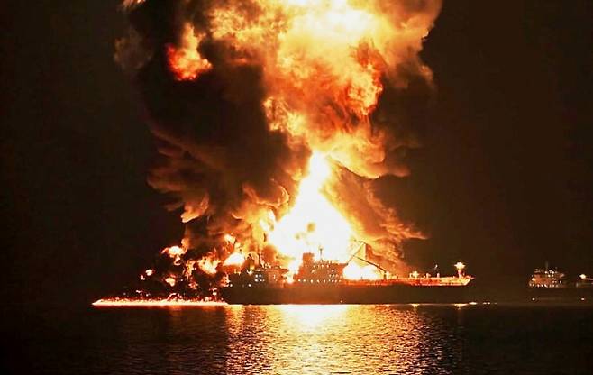▲호르무즈 해협에서 이란의 공격으로 불타는 유조선(사진=연합뉴스)