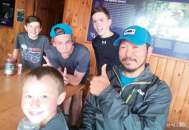 홈스쿨링으로 부모와 AT종주 중인 아이들. 행복한 표정들이다.