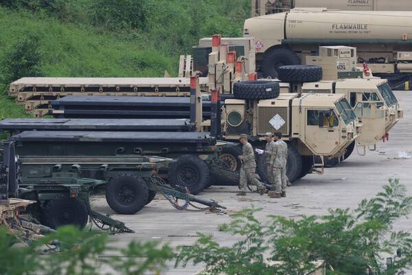 한미 연합군사훈련 을지 자유의 방패(UFS, 을지프리덤실드)연습이 시작된 경기도 동두천시 미군 기지에서 장병들이 차량을 점검하고 있다. 2025.8.18. 연합뉴스